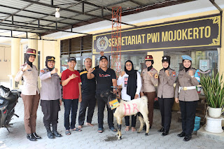 Polwan Polres Mojokerto Kota Bakti Qurban, Berikan Kambing Ke PWI Mojokerto