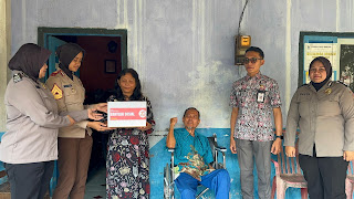 Jumat Berkah Polres Mojokerto Kota, Polwan Bagikan Baksos Kepada Lansia