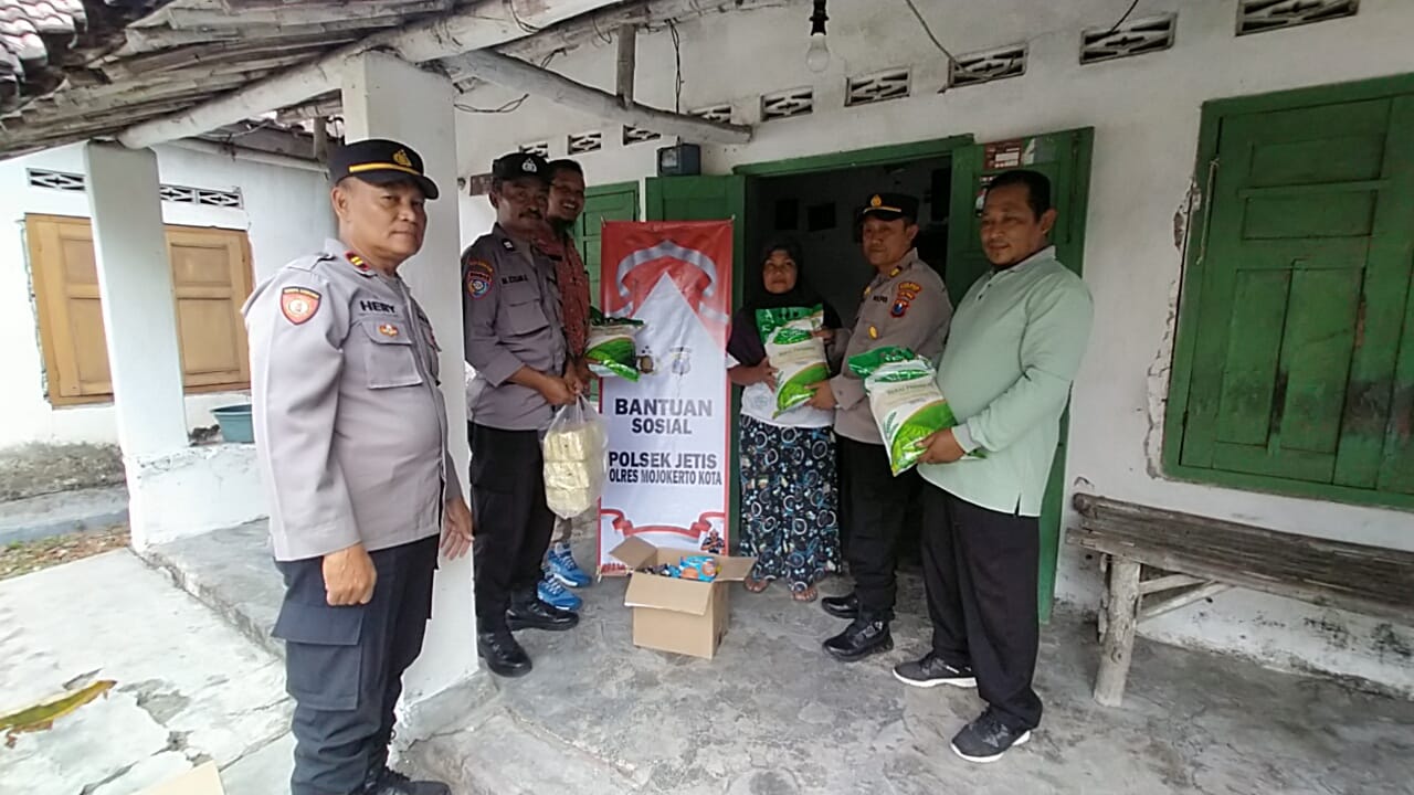 Polri Peduli Wujud Rasa Kemanusiaan, Kapolsek Jetis Gelar Bansos