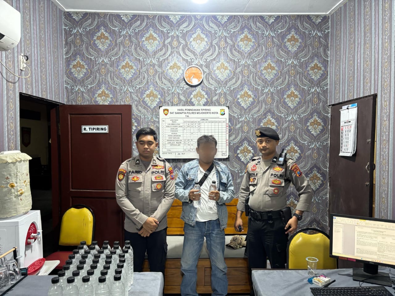 Kedapatan Jual 50 Botol Miras, Polisi Amankan Penjual Miras Ilegal di Dawarblandong
