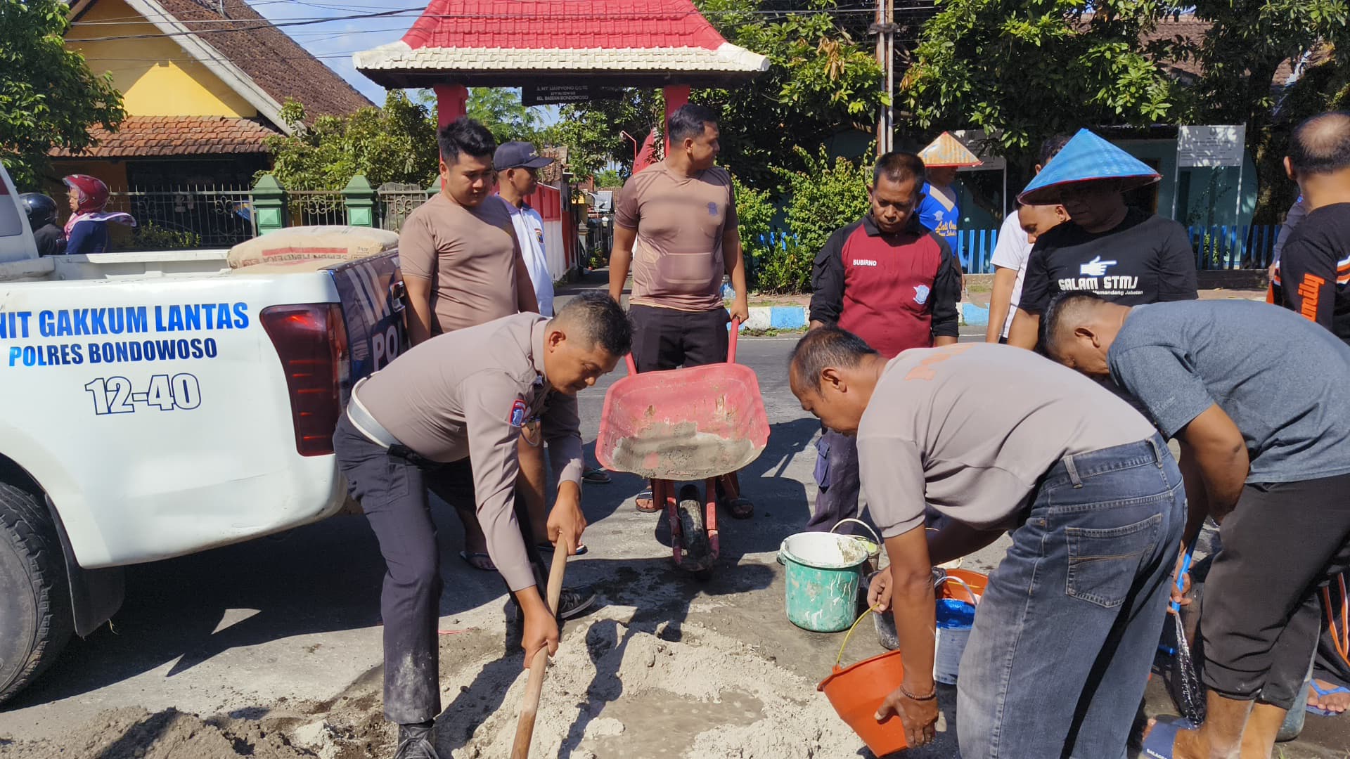 Minimalisir Laka Lantas Polres Bondowoso Tambal Jalan Berlubang: Bakti Polri di Hari Bhayangkara ke - 79
