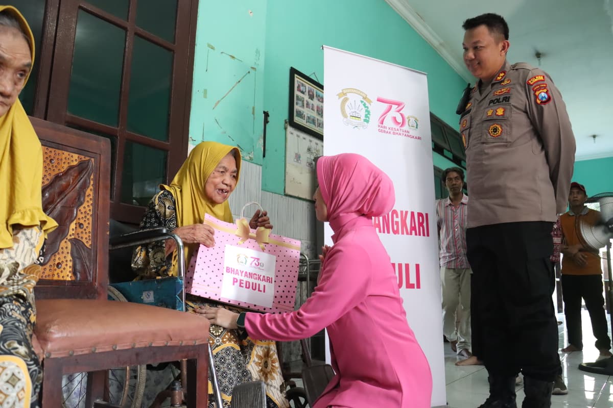 Beri Semangat dan Motivasi, Kapolres dan Ketua Bhayangkari Cabang Mojokerto Kota Gelar Bhakti Sosial Rumah Peduli Lansia