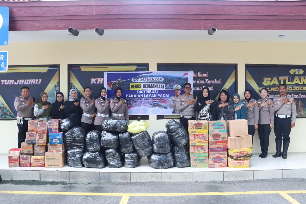 Peduli Bencana Sumut, Aceh dan Sumbar, Satlantas Polres Mojokerto Salurkan Paket Bantuan Untuk Korban