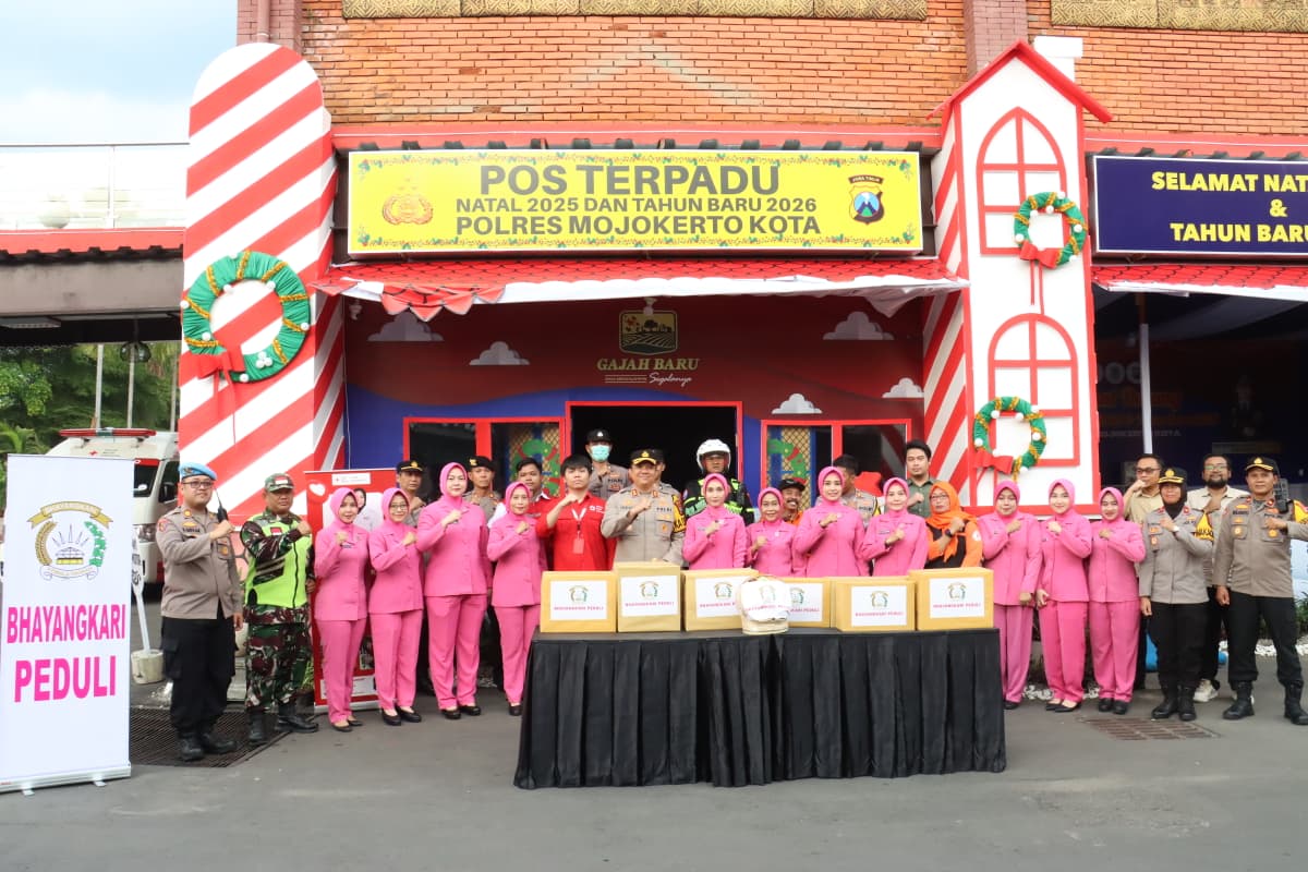Kapolres Mojokerto Kota serta bhayangkari, Tinjau Pos dan Salurkan Bantuan untuk Personel Operasi Lilin